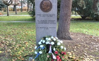 Nový pomník upomínající na projev prezidenta T. G. Masaryka odhalený v roce 2003