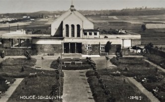 Nově založený park před Sokolovnou