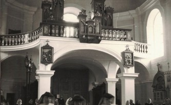 Pohled na kruchtu kostela v polovině 20. století s původními varhanami Josefa Jirušky