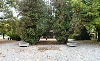 Prázdné místo po plastice Barikádník od Josefa Malejovského v sokolském parku po jejím přesunutí ke hřbitovu