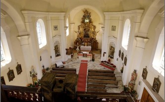 Pohled do kostela z vrchu varhan