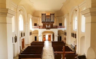 Pohled do lodi kostela a na varhany od hlavního oltáře