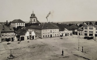 Holické náměstí se studnou a dvěma čerpacími stanicemi