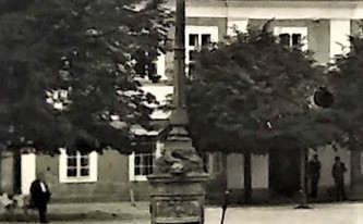 Detail studny na holickém náměstí