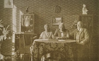 Zleva A. Zemánková, skladatel písně pro holický Sokol V boj Karel Pospíšil a Čeněk Zemánek