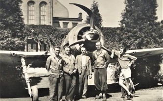 Sestřelené německé letadlo Focke Wulf 190 před Sokolovnou