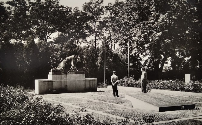 Zobrazit obrázek: Dobový snímek Památníku padlých v květnovém povstání 1945