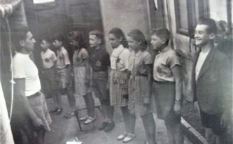 Výuka židovských dětí v tajné škole v domě manželů Neumannových