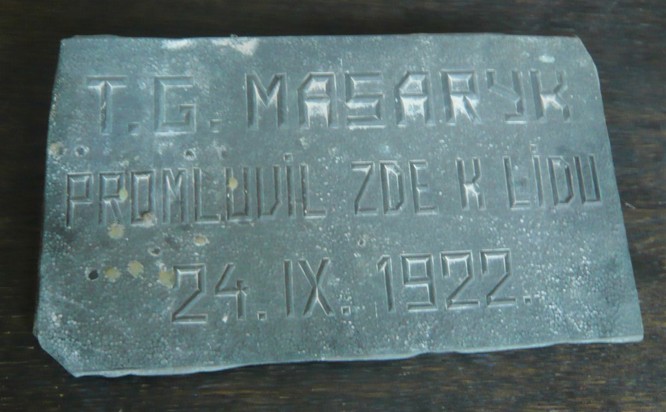 Zobrazit obrázek: Originál tabulky z povaleného pamětního kamene upomínajícího na projev prezidenta T. G. Masaryka. Druhá tabulka se nedochovala