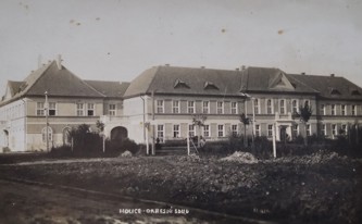 Zárodky sokolského parku – v pozadí budova České pošty (vlevo) a ZŠ Komenského – dříve Okresního soudu