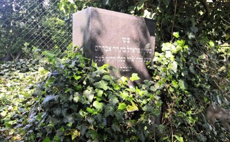 Na náhrobcích najdeme i hebrejské nápisy