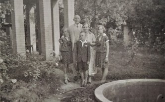 Čeněk Zemánek s rodinou na zahradě svého domu