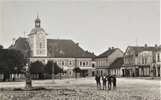 Studna na holickém náměstí