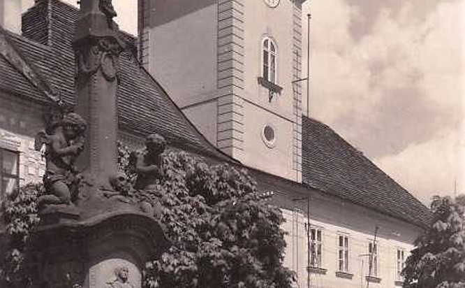 Zobrazit obrázek: Před válkou stával kříž blíže bývalé radnici