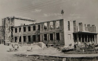 Kulturní dům města Holic postavili občané svépomocí v akci Z