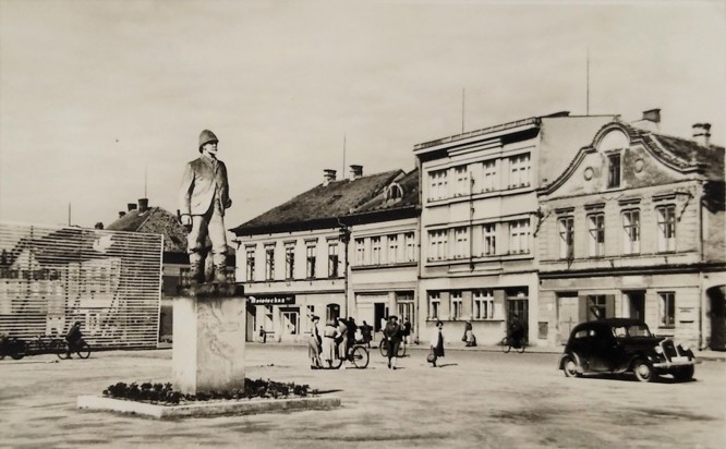 Zobrazit obrázek: Původní umístění sochy Dr. Emila Holuba na náměstí