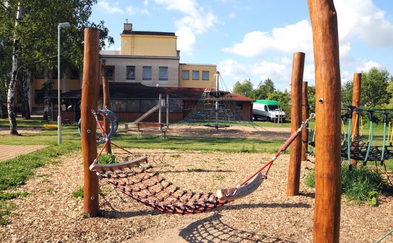 Zobrazit obrázek: Dětské hřiště mezi kulturním domem a základní uměleckou školou