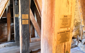 Tabulky s informacemi v místech, kde visely zrekvírované zvony