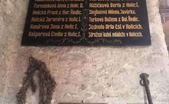 Pamětní deska se jmény kmoter zvonů při svěcení 2. srpna 1931