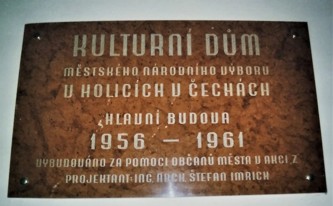 Pamětní deska k otevření Kulturního domu města Holic