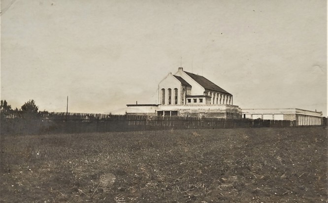 Zobrazit obrázek: Oplocené fotbalové hřiště před Sokolovnou