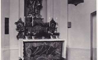 Postranní oltář sv. Jana Nepomuckého v 70. letech 20. století
